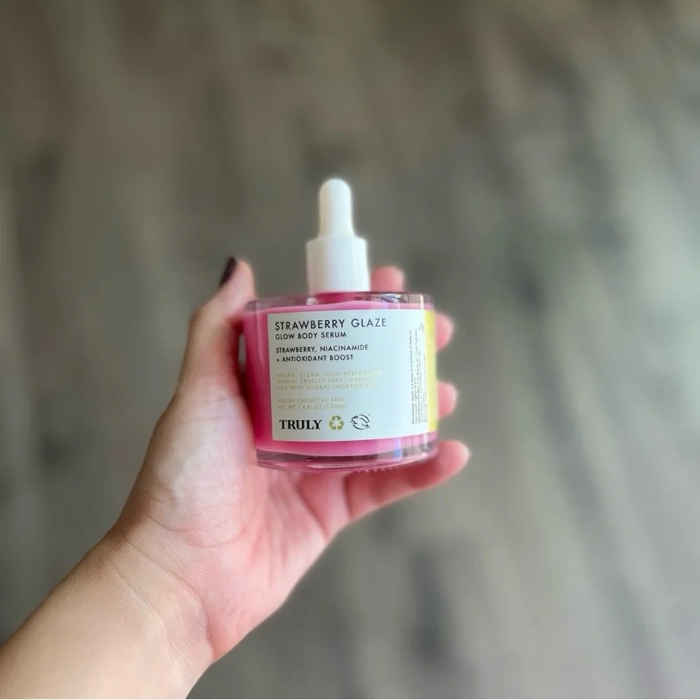 NWT TRULY Strawberry Glaze Glow Body Serum